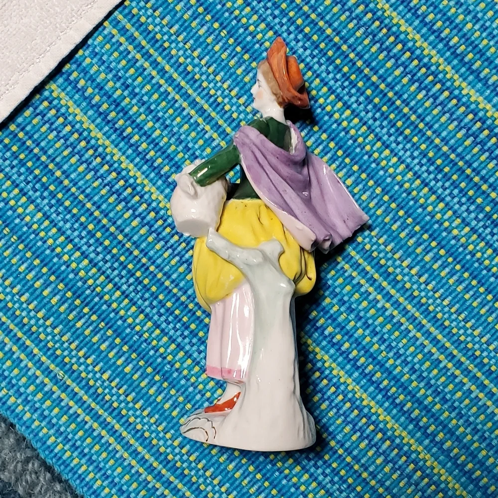 Vintage Porcelain Lady with Flower Basket - Picture 6 of 8